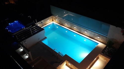 Villa Tanja - ATTRAKTIVES HAUS am Meer, mit Pool und SPA-Pool, für 10 Gäste
