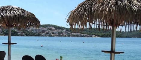 Perto da praia, espreguiçadeiras, toalhas de praia