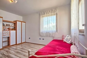 5 bedrooms, iron/ironing board, free WiFi, bed sheets