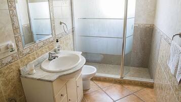 Baignoire, sèche-cheveux, bidet, serviettes fournies