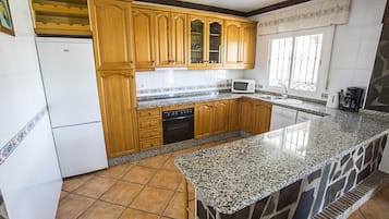 KylskÄp, mikrovÄgsugn, ugn och spishÀll