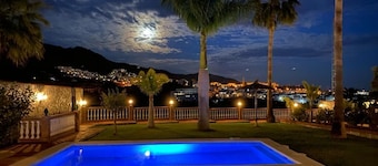 Villa with private pool, 800 m² plot, mountain and sea views