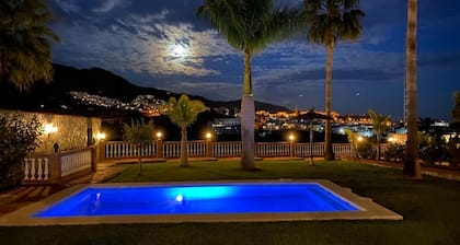 Villa avec piscine privée, terrain de 800 m², vue mer et montagne