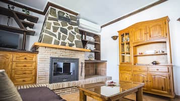 Tv, eldstad, dvd-spelare och böcker