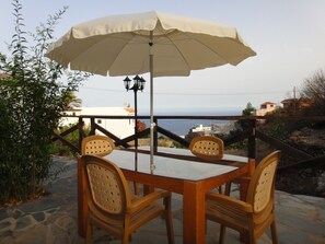 Outdoor dining - Romantic Rural House with terrace and sea and mountain views (Candelaria)