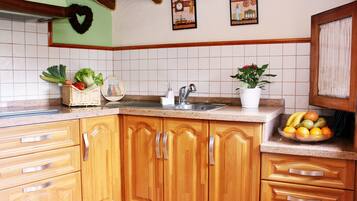 Réfrigérateur, micro-ondes, plaque de cuisson, cafetiÚre/bouilloire