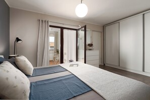 A bedroom with a bed, bedside table, lamp, and a view of the outside. - Family-friendly,air-conditioned, quiet location, garden, barbecue, pets welcome. (Porec)