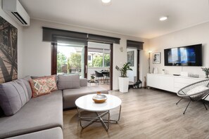 Smart TV - Family-friendly,air-conditioned, quiet location, garden, barbecue, pets welcome. (Porec)