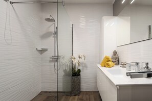 Bathtub, hair dryer, towels, soap - Family-friendly,air-conditioned, quiet location, garden, barbecue, pets welcome. (Porec)