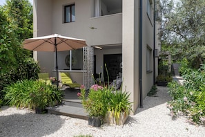Exterior - Family-friendly,air-conditioned, quiet location, garden, barbecue, pets welcome. (Porec)