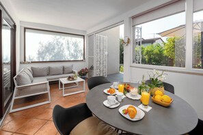 Dining - Family-friendly,air-conditioned, quiet location, garden, barbecue, pets welcome. (Porec)