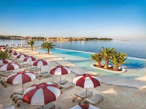 Pool - Family-friendly,air-conditioned, quiet location, garden, barbecue, pets welcome. (Porec)