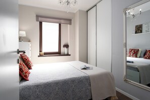 A bedroom with a bed, a window, a mirror, and a bedside table. - Family-friendly,air-conditioned, quiet location, garden, barbecue, pets welcome. (Porec)