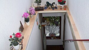 A narrow stairway with a small window at the top. - Spacious u. child-friendly apartment (Oesterdeichstrich)