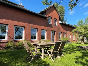 Outdoor dining - Deichkieker - large detached renovated farmhouse on the North Sea (Ockholm)