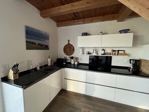 ثلاجة، ميكروويف، فرن، موقد طهي مسطح