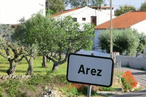 Entrada em Arez e a fachada do 1ºandar