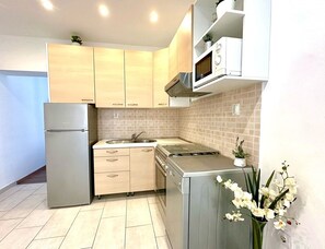 Fridge, microwave, oven, stovetop