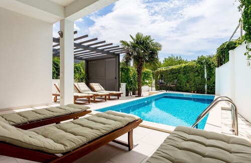 ctom217 huvila uima-altaalla Omisin keskustassa, 10 henkilöä. 90 m päässä hiekkarannasta