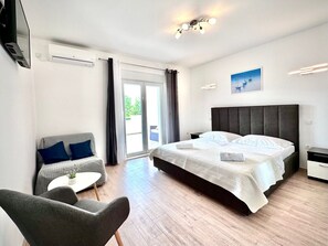5 bedrooms, iron/ironing board, WiFi, bed sheets
