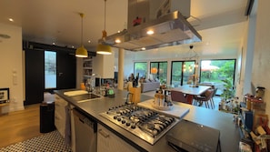 Private kitchen - Kitchen with gas stove, own barbecue area with a small garden, king-size beds (Utting am Ammersee)