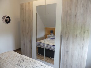 1 habitación, tabla de planchar con plancha, internet y ropa de cama