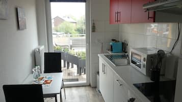 Een koelkast, een oven, een kookplaat, een koffiezetapparaat/waterkoker