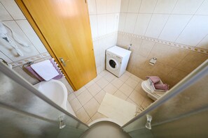 Ducha y bañera combinadas, secador de pelo, toallas y jabón