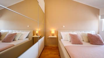 2 slaapkamers, een strijkplank/strijkijzer, reisbedje, gratis wifi