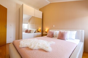 2 habitaciones, tabla de planchar con plancha y cuna de viaje 