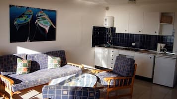 Een televisie en een stereo