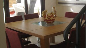 Een kamer met een raam, een radiator en een stoel.