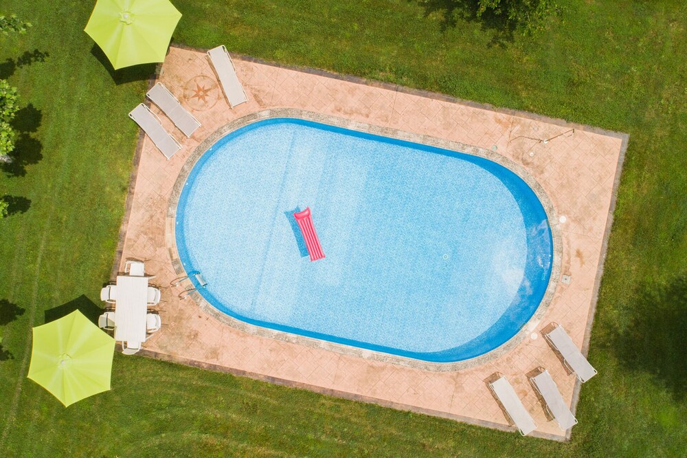 Usko Rural Cottage with pool, tennis court and gardens