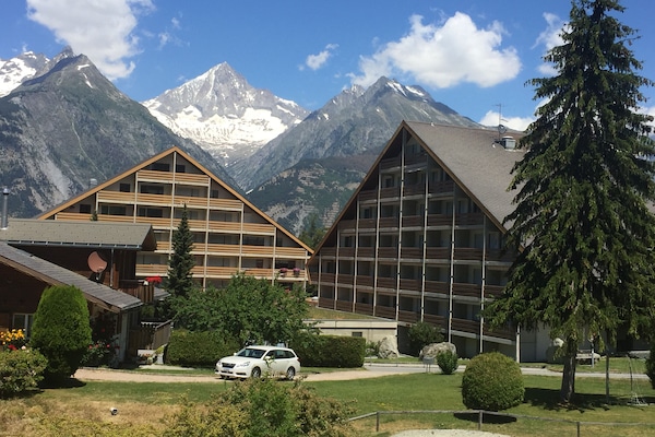 Die beiden Häuser Chalet Nesthorn (rechts) und Schwarzhorn (links)