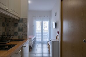 1 bedroom, WiFi, bed sheets - Studio apartment for 2 with balcony directly on the beach, Ap.A4 (Betina)