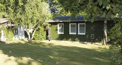 Lomatalo järven rannalla suoraan Zeulenrodaer Meer -kadulla bungalow-kylässä Zadelsdorf