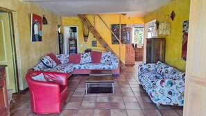 Smart TV, DVD player, books, music library - Balalebo the house dedicated to family beach vacations. (Le Moule)
