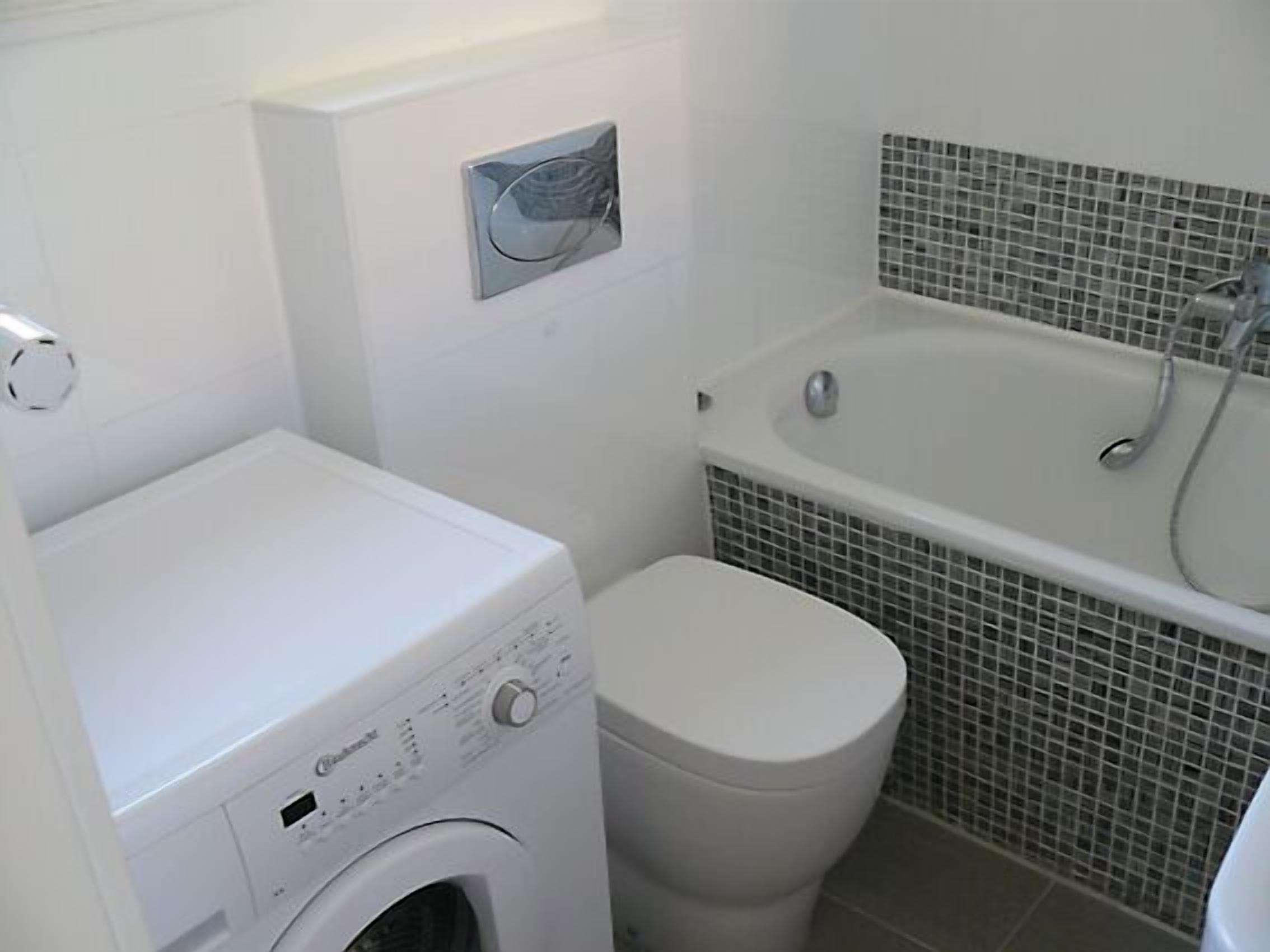 Haartrockner, Handtücher, Seife, Toilettenpapier