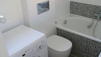 Haartrockner, Handtücher, Seife, Toilettenpapier