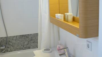 Haartrockner, Handtücher, Seife, Toilettenpapier