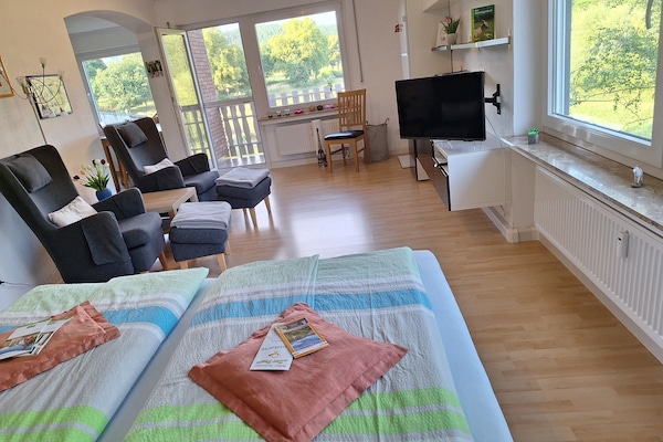 helles Studio mit grosem Balkon; Neuer Smart TV*Januar 2025, drehbar zum Bett😉