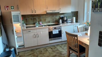 Kühlschrank, Ofen, Herdplatte, Wasserkocher mit Kaffee-/Teezubehör