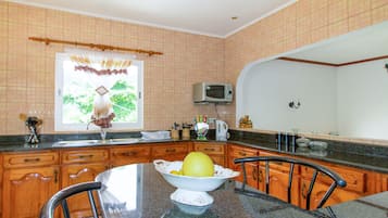 Refrigerador, microondas, parrilla de estufa y cafetera y tetera