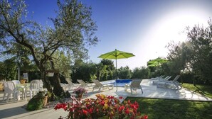 A pool area with lounge chairs and umbrellas, surrounded by greenery and trees. - 400m from Materada beach, pool, sun loungers, air conditioning  (Porec)