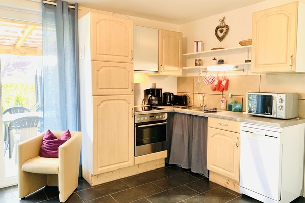 Wohnbereich mit voll ausgestatteter Küche