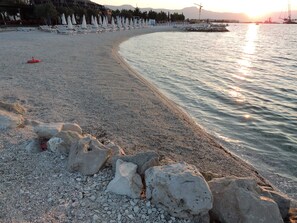 Plage à proximité, chaises longues