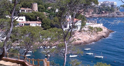 Timeless stone villa with private pool and garden in Peratallada - near the sea.