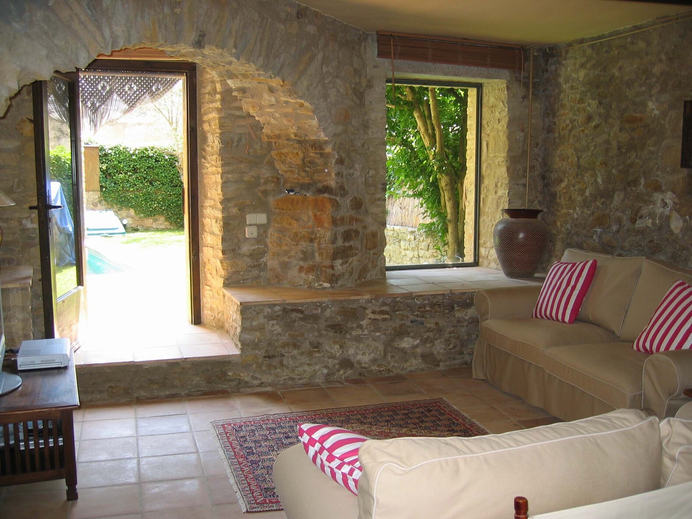 Smart TV, chimenea y libros 