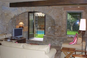 Smart TV, fireplace, books - Timeless stone villa with private pool and garden in Peratallada - near the sea. (Begur)