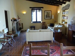 Smart-TV, peis og bøker